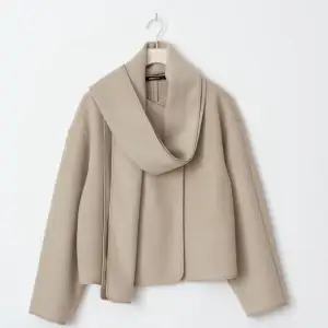 Superfin beige kappa med scarf! Populär just nu och helt slutsåld på hemsidan! Ordinarie pris: 699🕺🏼 Aldrig använd! Passar mig som vanligtvis bär S😁 Pris kan diskuteras!!