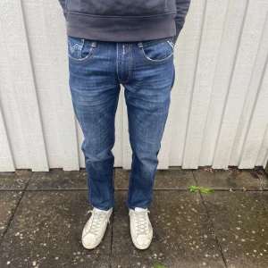 Replay jeans Anbass  - Säljer ett par snygga mörkblå jeans från Replay i modell Anbass. Jeansen är i mycket bra skick. Det är storlek W31/L32 men sitter mer som L30. Vid minsta fråga eller fundering är det bara att höra av sig👍😁