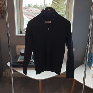 Mörkblå “quarter zip” från Samsøe Samsøe - Mörkblå “Quarter zip” från Samsøe Samsøe, knappt använd. Storlek small. Nypris: 1400 kr.