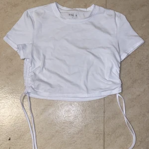 Vit topp  - Toppar 10kr/st. S/M. 