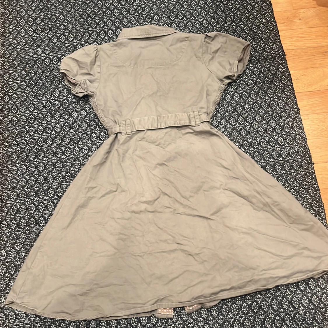 Grön klänning med knappar - 1