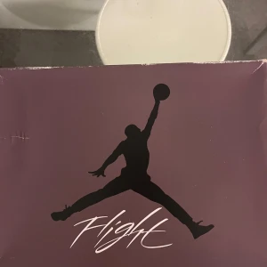  Nike Air Jordans 4  - Säljer ett par bruna Nike Air Jordans med klassisk design och snygga detaljer. Skorna har en robust sula i beige och svart, samt snörning för perfekt passform. Perfekta för dig som vill ha stil och komfort i ett. Skorna är storlek 40 men är små i storlek. 