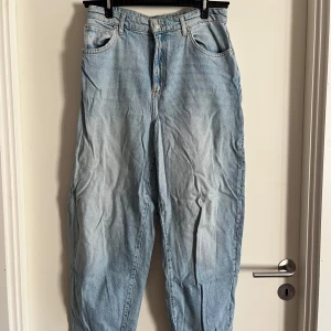 Baggy jeans - ”Ballong” jeans i oversize med medel/låg midja! Har använts en del, förutom att de är lite skrynkliga på bilden har de inga märken eller fläckar! Alla använda plagg tvättas noga innan leverans! Det är bara att skriva om du har några frågor! <3