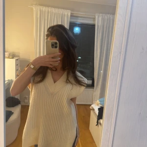 Väst - Fin väst från H&M. Liten fläck men den syns knappt