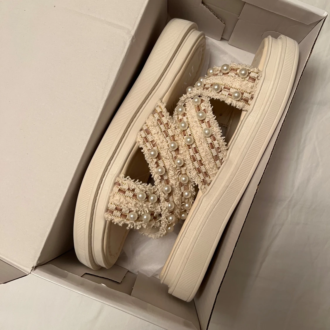 Beige sandaler med pärlor  - 2