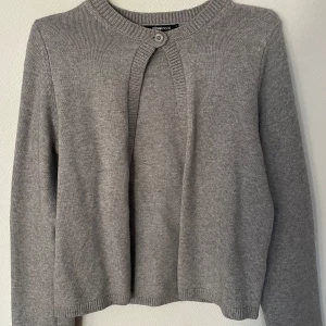 Grå kofta från Gina Tricot - Säljer en superfin grå kofta från Gina Tricot. Endast använd en gång därför som ny! (Kan posta samma dag som köp)