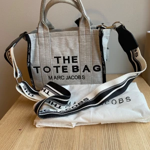Marc Jacobs the tote bag - Grå Marc Jacobs the tote bag köpt från Jackie , har inte kvar lådan men har kvar dustbagen. Har lite slitage därav priset.❤️
