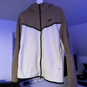 Nike tech fleece  - Säljer en snygg Nike tech fleece i beige Storlek L fint skick 
