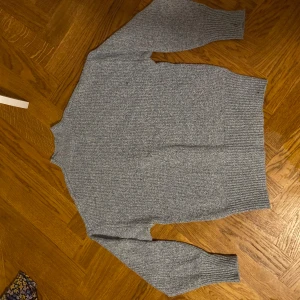 Blå stickad tröja från Zara - Säljer en mysig blå stickad tröja från Zara. Perfekt för kyliga dagar med sin mjuka och bekväma passform. Tröjan har långa ärmar och en klassisk design som passar till det mesta. Lite tajt vid halsen men annars perfekt. Perfekt för både skola och fritid!