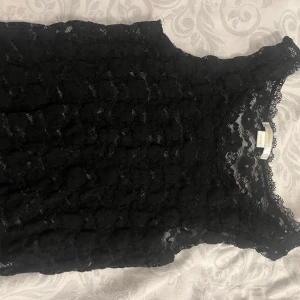 Spets linne från Gina Young - Fint skick, storlek 158/164, kontakta vid frågor!❣️