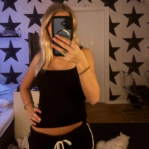 Svart ribbad tubtopp - Säljer en stilren svart ribbad tubtopp