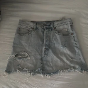 Ljusblå jeanskjol - Från Levis med snygga slitningar 🥰säljer då jag har flera liknande🩷midjemått:39cm