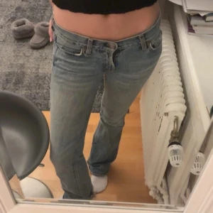Ljusblå lågmidjade jeans - Superfina lågmidjade bootcut jeans från 7 for all mankind. De är i jättebra skick förutom att de är lite slitna längst ner vid benen men inget man märker. Midja: 37 Innerbenslängd: 85 💕💕 nypris är runt 1500