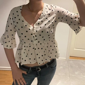 Vit prickig blus - Jätte söt topp!💕