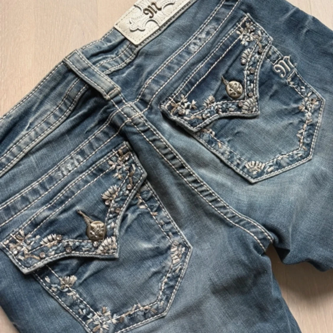 Blå jeans med broderade detaljer - 2