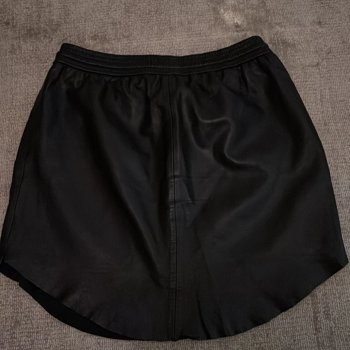 Svart skinn kjol från Second Female - 2