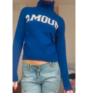 Blå tröja från Zadig & Voltaire - Blå stickad tröja från Zadig & Voltaire med hög krage