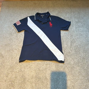 Blå Ralph lauren pike - Säljer denna blå Ralph lauren piken i storlek xs. Skicket är 9,5/10. Vid några funderingar är det bara att höra av sig🙌🏻