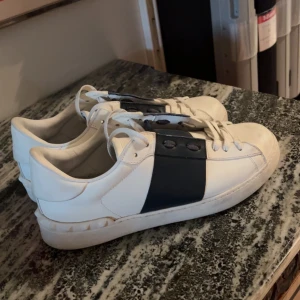 Valentino opens marinblå - Storlek 40 men passar som 41 valentino opens köpta i new york på 21century kan därför inte så för autenticiteten. Säljer då de inte passar längre. Endast använda nån månad och ser smutsigare ut än dom är. Skick 8/10. Tveka inte att höra av dig!