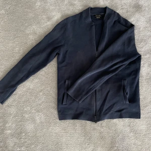 Mörkblå bomullströja från Massimo Dutti - Snygg mörkblå tröja från Massimo Dutti i bomull. Den har en dragkedja framtill. Den är för liten för mig eftersom den är liten i storleken.