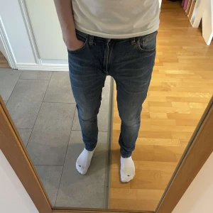 Nudie Jeans - Säljer dessa väldigt snygga Nudie jeans i storleken 29/30 i väldigt fint skick. Bara att säga till vid fråga! 😊