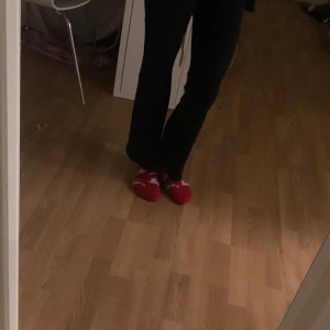 Svarta byxor - Snygga svarta byxor med bootcut-stil. Perfekta för en stilren look och passar till många olika outfits.