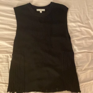 Svart topp från House of Dagmar  - Säljer denna superfina topp från Dagmar då den inte kommer till användning💗💗 säljer den för 350 kr vilket är ett sjukt bra pris med tanke på märket. Köparen står för frakt!!📦