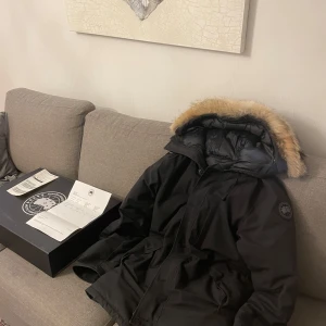Canada Gosse chateau black label - Säljer min Canada Goose jacka, den är i jätte bra skick, allting följer med jackan.( kvitto finns, retur lappen, påsen, boxen)