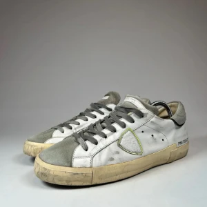 Philippe Model PSRX - Snygga vita och grå Philippe Model PSRX. Storlek: 44. Skick: 3/5