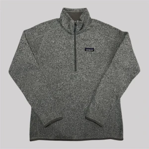 Patagonia Fleece - Patagonia Women’s Better Sweater 1/4-Zip Fleece. En varm och mjuk fleecetröja som passar för både utomhusaktiviteter och vardag. Tillverkad i 100% återvunnen polyester och kan fungera som ett varmt mellanlager.