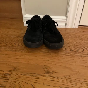 Svarta Nike skor ingår ett par axel arigato  - Säljer ett par nästan oanvända Nike skor och   ett par välanvända axel arigato skor