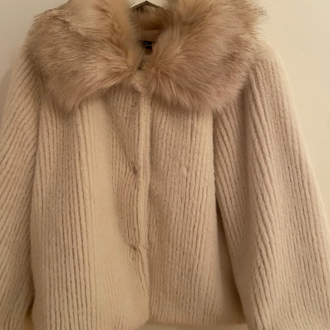 Beige/krämvit kort kappa med pälsdetaljer - 2