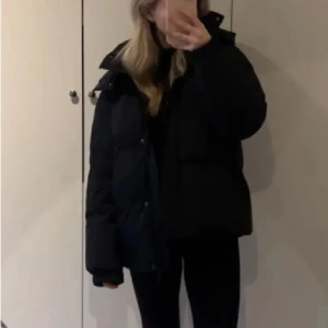 Svart pufferjacka - Säljer en svart pufferjacka från zara i storlek xs men är stor i storleken så passar även större💗
