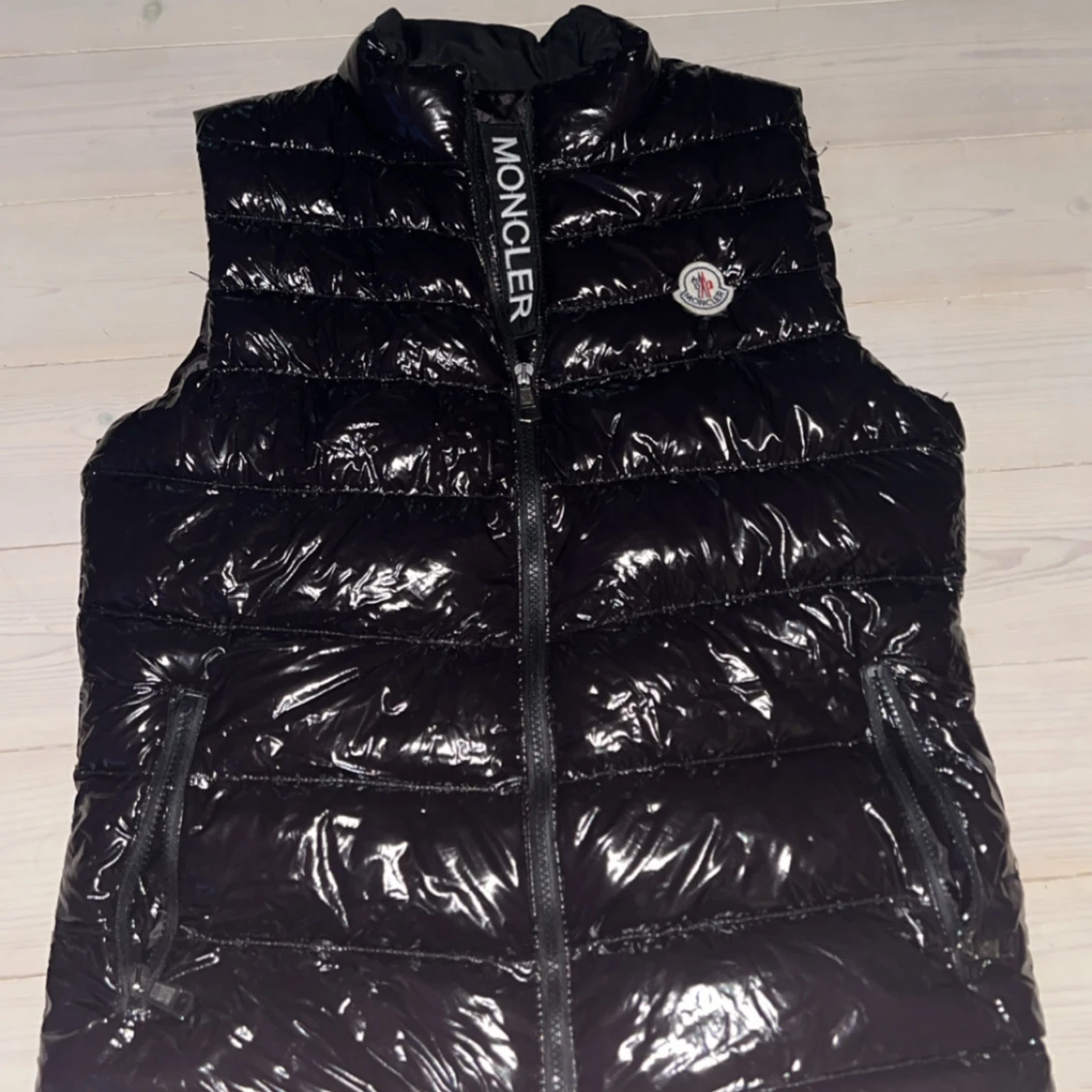 Svart dunväst från Moncler