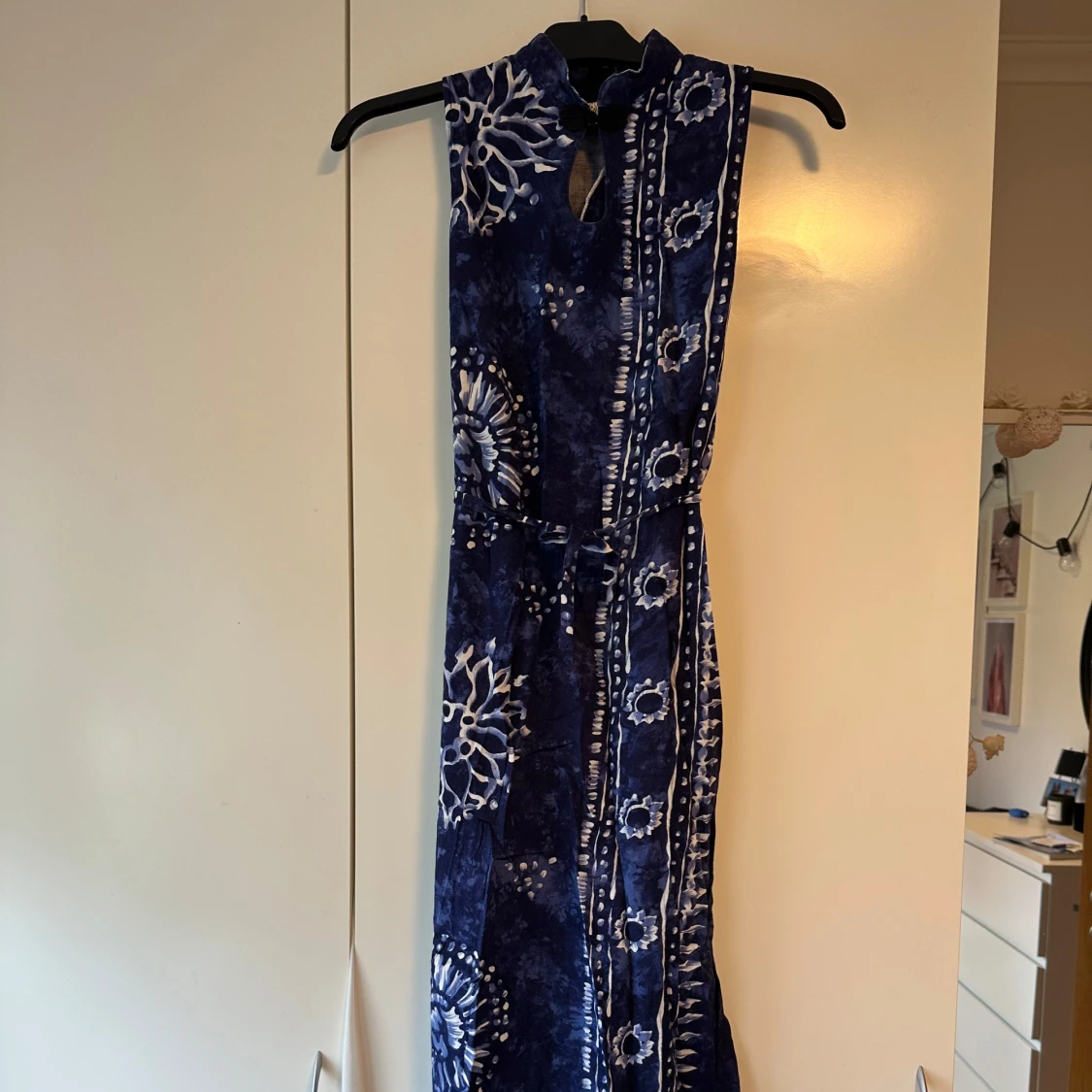 Blå ärmlös klänning med mönster