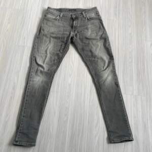 Snygga grå jeans från Nudie Jeans med en klassisk 