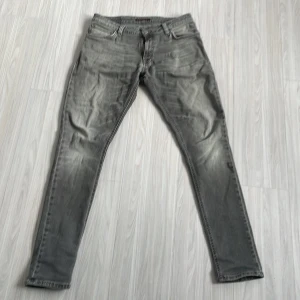 Grå jeans från Nudie Jeans - Snygga grå jeans från Nudie Jeans med en klassisk 
