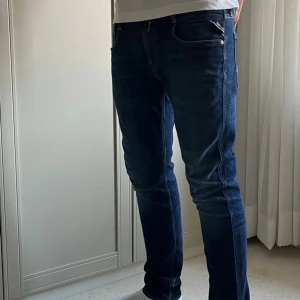 REPLAY ANBASS - Ett par riktigt fräscha, mörkblå Replay Anbass jeans med Slim fit. Riktigt stilrena och skön passform.