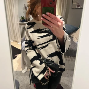 Svartvit mönstrad tröja - Säljer denna jättefina långärmade tröjan, knappt använd