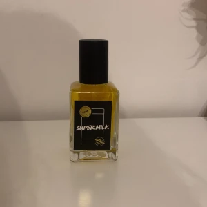 Lush super milk parfym  - Lush super milk parfym senaste versionen de slående i slutet av 2024. Endast sprayad en två gånger för att testa, men har andra dofter hemma jag föredrar❤️endast swish