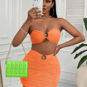 Orange set med snörning - Hej älsklingar! Jag har officiellt pensionerat mig från min baddie-era och bytte stil, så nu säljer jag denna skönhet. Klänningen är i perfekt skick och BILDERNA ÄR TAGNA DIREKT FRÅN HEMSIDAN DÄR JAG KÖPTE DEN.❤️