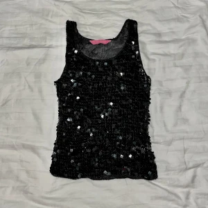 Svart paljettlinne - Virkar svart linne täckt med paljetter. Skriv gärna vid frågor🩷