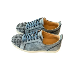 Christian Louboutin  - Snygga skor från Christian Louboutin  i mocka med nitar på tån och snörning. Perfekta för att ge en edgy touch till din stil. Inget og medföljer Skriv vid flera frågor mvh scandicfashion 💯