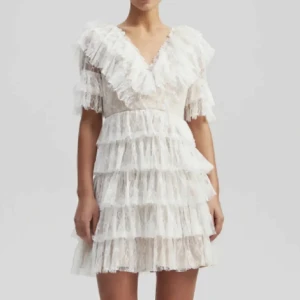 Vit spetsklänning med volanger - Studentklänning med vit spets-volanger och v-ringad design. Klänningen har korta ärmar och en kort längd, perfekt för sommarens festligheter. Perfekt till studenten men är tyvärr för stor för mig! Nyskick och nypris 2 800kr. (bild 2 är lånad)