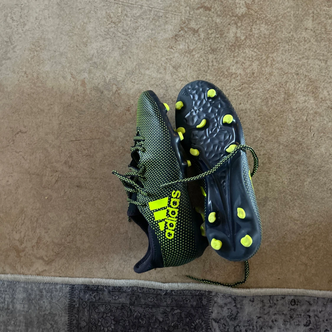 Adidas fotbollsskor i svart och neongul - 1