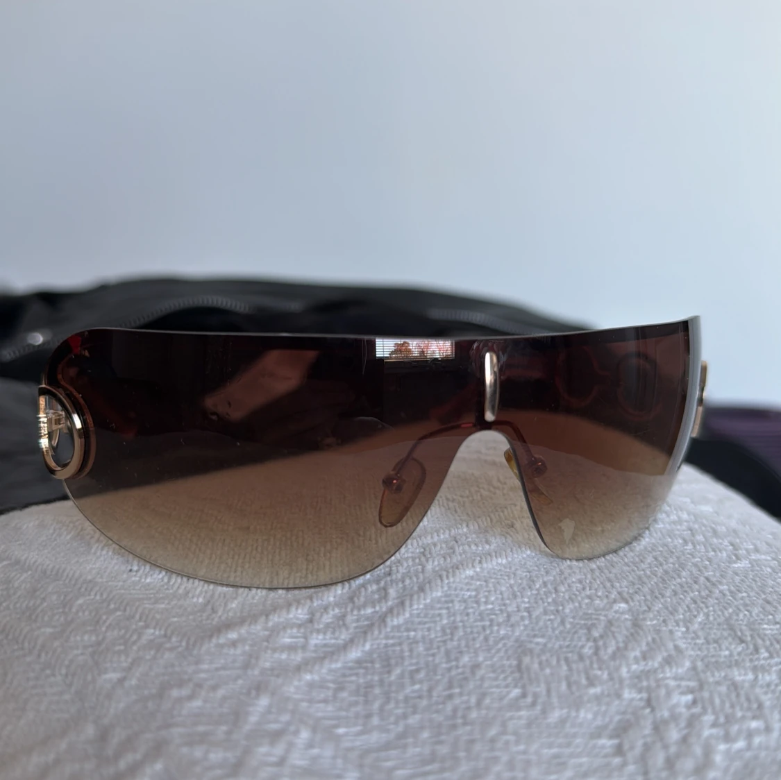 90s bruna solglasögon med gulddetaljer - 1