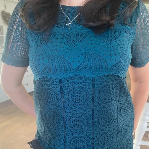 Grön spets tröja - Säljer denna gröna spetströja som är i bra skick❤️