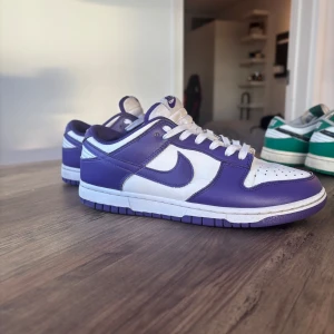 Nike dunk low Championship - Tja, säljer dessa par nike dunk low "Championship" I nytt skick. Dom kostar ca 2,5k nya. Mitt pris. 999kr. Dom ser knappt använda ut. Sulan under väldigt fin. Snygga skor. Box finns. RIKTIGA.                                 Finns en annan annons uppe också på ett annat par. Köper du båda paren blir de lite billigare. Kika in den annonsen. Storlek 42. Fraktas snabbt. Skriv vid frågor eller mer bilder. 