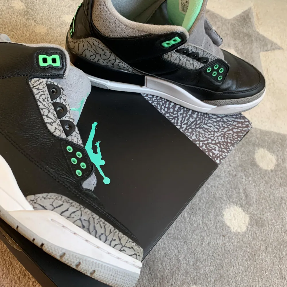 Snygga Nike Air Jordan 3 Retro i svart och grått med gröna detaljer.. Kengät.