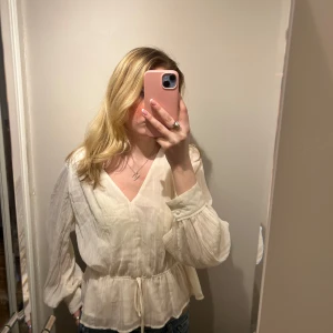 Vit blus - Jättefin cremevit blus💞💞